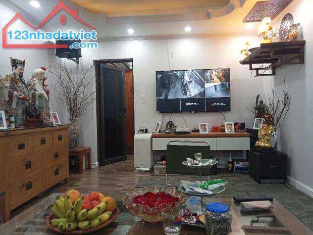 Bán căn hộ tập thể 627 Giải Phóng, 2 PN đẹp, sổ đỏ giao dịch luôn, nhỉnh 3 tỷ