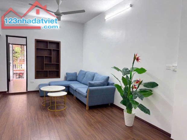 Bán căn hộ tập thể tầng 3, Nghĩa Tân, 68m2, 2 ngủ, căn góc, ô tô vào được, 3 tỷ 50 - 1