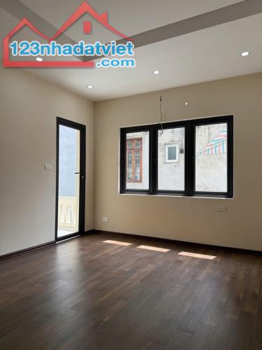 Bán căn hộ tập thể tầng 3, Nghĩa Tân, 68m2, 2 ngủ, căn góc, ô tô vào được, 3 tỷ 50 - 2