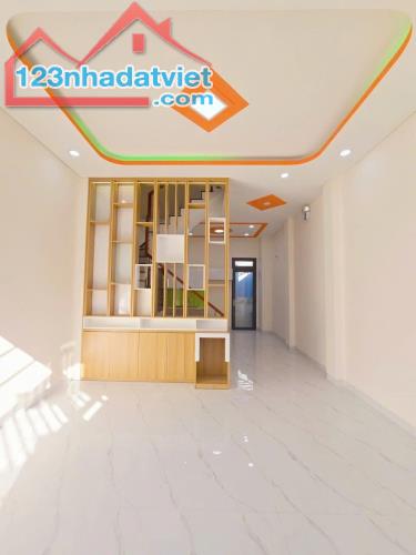 🚗 Gấp bán nhà 3 tầng, Hẻm xe hơi ngay chợ Long Trường, Gần VinHomes. Hoàn công chuẩn.