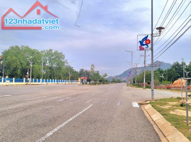 💥 950 TRIỆU – BÁN LÔ ĐẤT ĐẸP MẶT TIỀN ĐƯỜNG 40M 💥

📌 Vị trí đắc địa:
 • Diện tích: - 1