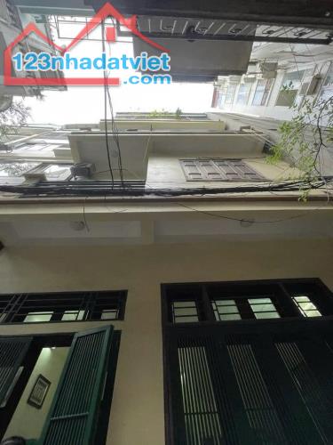 NHÀ DÂN XÂY CHẮC CHẮN - TRUNG TÂM CẦU GIẤY - XE TẢI SÁT CỬA - 45M2 - HƠN 10 TỶ