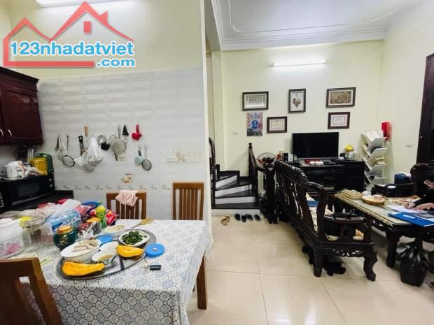 NHÀ DÂN XÂY CHẮC CHẮN - TRUNG TÂM CẦU GIẤY - XE TẢI SÁT CỬA - 45M2 - HƠN 10 TỶ - 2