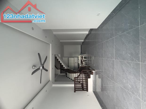 Bán 🏡 3 tầng còn thơm mùi sơn p, ĐÔNG SƠN giá chỉ hơn 3tỷ