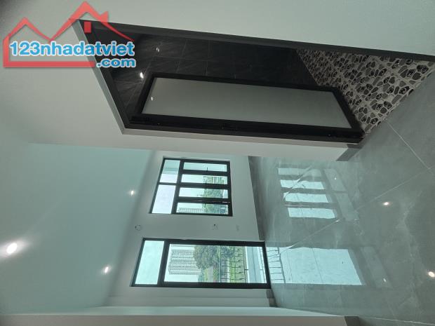 Bán 🏡 3 tầng còn thơm mùi sơn p, ĐÔNG SƠN giá chỉ hơn 3tỷ - 1