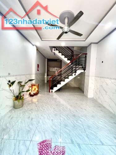 Bán gấp nhà đẹp ở ngay Huỳnh Tấn Phát, hẻm cao ráo, thoáng mát, 50m2, 4T, SHR.