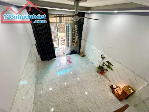 Bán gấp nhà đẹp ở ngay Huỳnh Tấn Phát, hẻm cao ráo, thoáng mát, 50m2, 4T, SHR. - 1