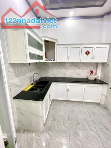 Bán gấp nhà đẹp ở ngay Huỳnh Tấn Phát, hẻm cao ráo, thoáng mát, 50m2, 4T, SHR. - 2