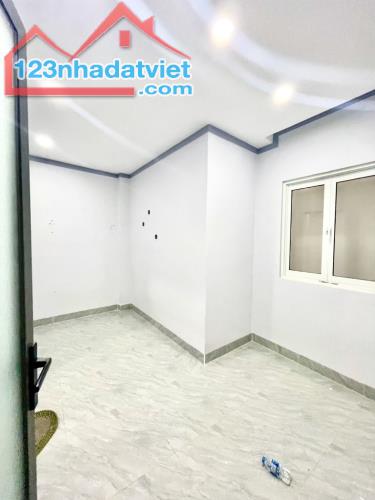 Bán gấp nhà đẹp ở ngay Huỳnh Tấn Phát, hẻm cao ráo, thoáng mát, 50m2, 4T, SHR. - 4