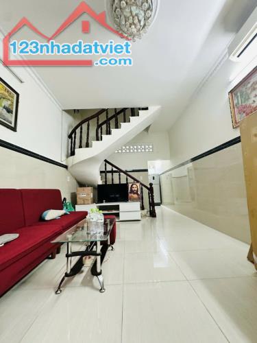 Nhà còn mới, hẻm ô tô gần Giang Ghẹ Trường Chinh, 3.1 tỷ