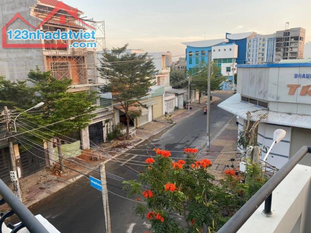 Bán nhà Biệt Thư lô góc 2 mặt tiền Phan Văn Trị và Đinh Liệt  - TP Phan Thiết giá 7,2 tỷ - 3