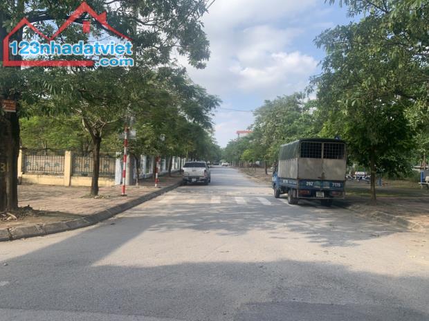 Chính chủ bán giá cho nhà đầu tư 76m đất phân lô Cự Khối, gần chợ và công viên, gần hồ