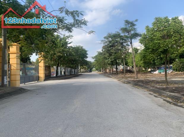 Chính chủ bán giá cho nhà đầu tư 76m đất phân lô Cự Khối, gần chợ và công viên, gần hồ - 2