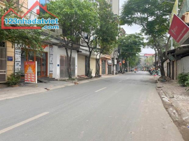 BÁN GẤP NHÀ PHỐ HOÀNG ĐẠO THÀNH, Ô TÔ TRÁNH, KINH DOANH_DT 110M2, 5 TẦNG, MT 6M, 28TỶ