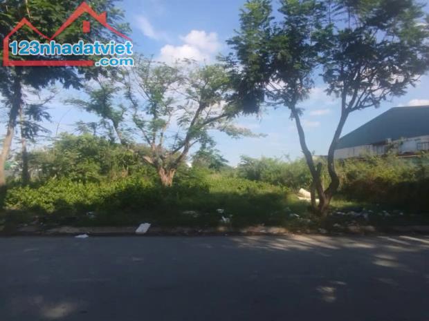 Bán Đất Mặt tiền Bà Điểm 4 - gần Phan Văn Hớn, 856m2, full thổ, 20x43m, tiện xây, 39.9 tỷ.