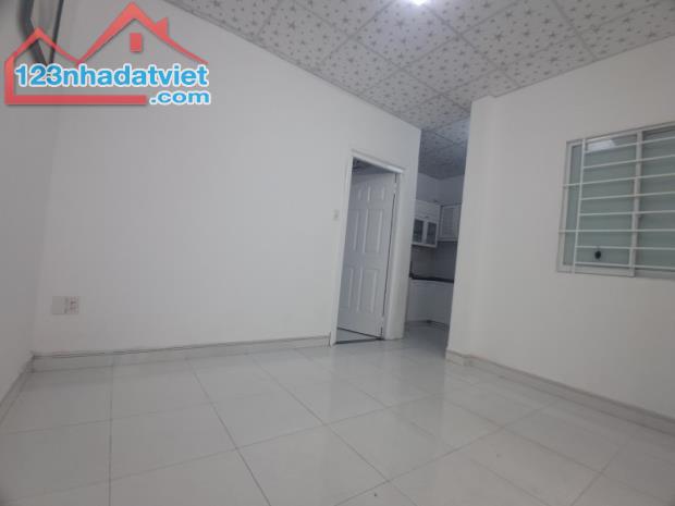 ♪ Nhà cách Hoàng Diệu 70m, 34m2, ngang 5.5m vuông, C4, sạch, 2.1 tỷ