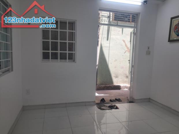 ♪ Nhà cách Hoàng Diệu 70m, 34m2, ngang 5.5m vuông, C4, sạch, 2.1 tỷ - 3