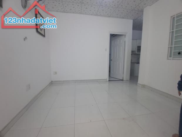 ♪ Nhà cách Hoàng Diệu 70m, 34m2, ngang 5.5m vuông, C4, sạch, 2.1 tỷ - 4