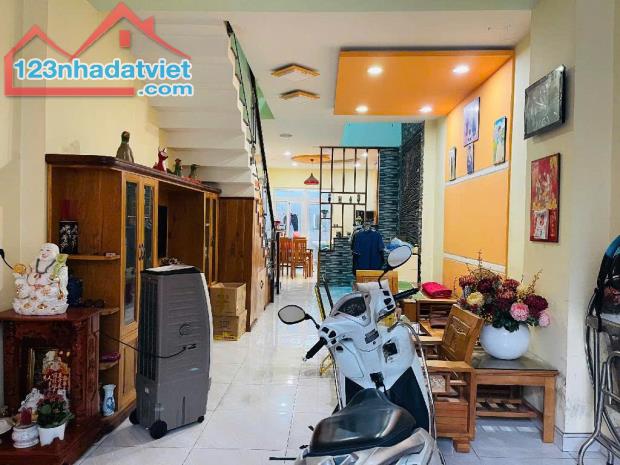 BÁN NHÀ HXH TÂN PHÚ 84M 3 TẦNG NHÀ ĐẸP 3PN 7.9 TỶ