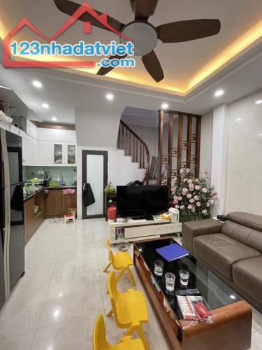 Bán nhà Mễ Trì, dân xây, ô tô đỗ cửa, thông, kinh doanh, sổ nở hậu, 41m, hơn 7 tỷ