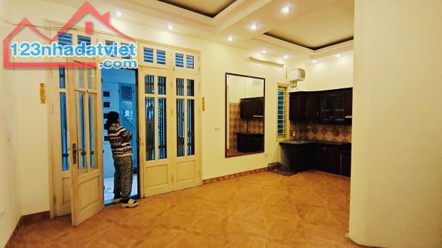 LẠC LONG QUÂN- TÂY HỒ - 58M - 5 TẦNG - MT 6M, 10 TỶ, LÔ GÓC , Ô TÔ 10M, SÁT HỒ TÂY