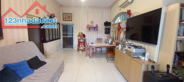 Biệt thự cũ 297m2, Gò Vấp, Hẻm to xe hơi vào tận sân, 2 tầng, giá tốt 21 tỷ TL