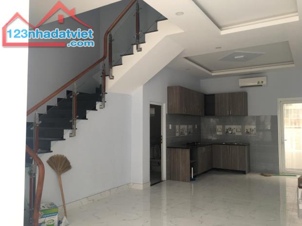 Cho thuê nhà KDC Valencia, Phú Hữu, Quận 9, DT 75m2, 4PN, nhà trống, giá tốt 12tr.tháng - 1