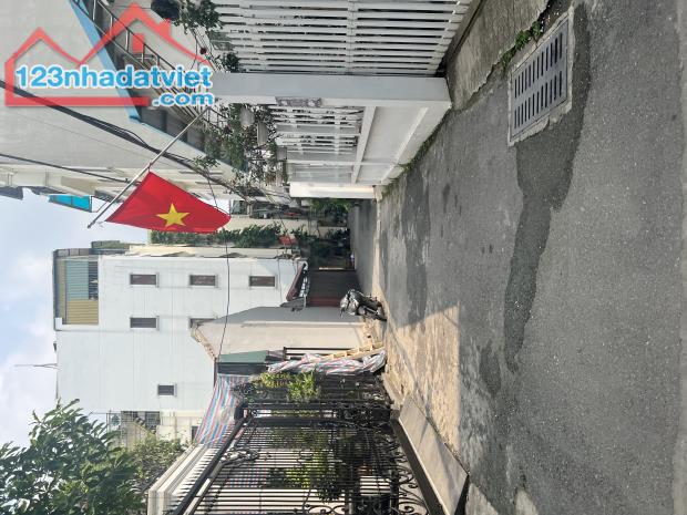 Bán nhà Nguyễn Văn Cừ 4 tầng long lanh, dân xây, ngõ oto giá hơn 9 tỷ