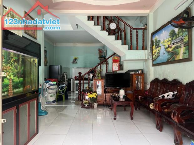 Bán nhà 1 Trệt 1 Lầu Dĩ An, đường 2 làn xe hơi, gần Ngã bốn Chiêu Liêu
