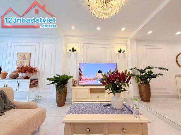 Bán nhà Long biên ngõ 29 Thượng Thanh 30m2 6t mt 6m giá 6.5 tỷ ô tô cạnh nhà