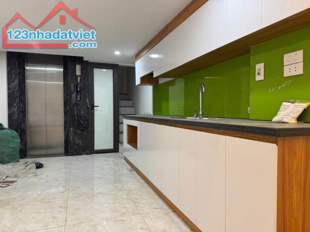 Kiến Hưng, Hà Đông DT 33m2 nhà 5 tầng - LÔ GÓC KINH DOANH - THANG MÁY - 8.9 TỶ - 2
