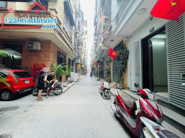Bán Nhà Trần Quốc Hoàn 40M, MT: 4M Giá 13,8 Tỷ. Phân lô, ô tô tránh