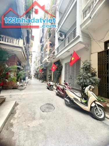 Bán Nhà Trần Quốc Hoàn 40M, MT: 4M Giá 13,8 Tỷ. Phân lô, ô tô tránh - 2
