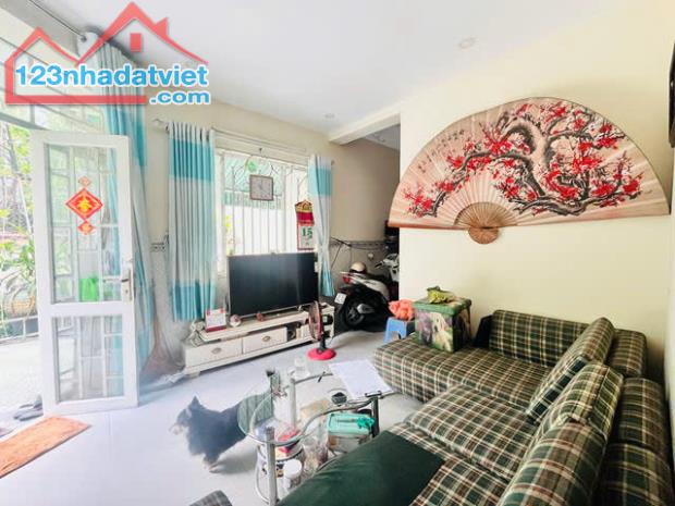 Bán vila sân vườn đẹp. 2 tầng Cách mặt Tiền quốc lộ 13 cũ 15M Hẻm Thẳng Xe Hơi Sổ Vuông - 1