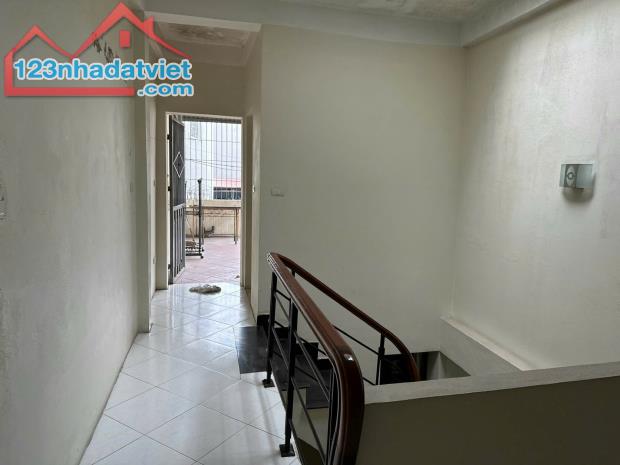 Cho thuê nhà ngõ 202 Giáp Bát, 4 tầng x 45m2, 4 ngủ, 3 WC, 14 Triệu