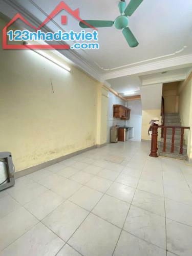 Cho thuê nhà nguyên căn ngõ 165 Giáp Bát, 5 tầng x 38m2, 3 ngủ, 4 WC, 11 Triệu ở sinh