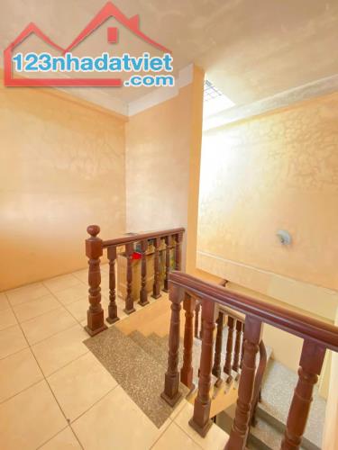 Cho thuê nhà nguyên căn ngõ 165 Giáp Bát, 5 tầng x 38m2, 3 ngủ, 4 WC, 11 Triệu ở sinh - 3