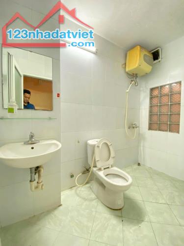 Cho thuê nhà nguyên căn ngõ 165 Giáp Bát, 5 tầng x 38m2, 3 ngủ, 4 WC, 11 Triệu ở sinh - 4