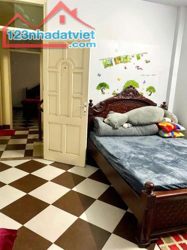 Cần bán nhà đang ở - 25m ra ô tô tránh - 35m ra mặt phố - nhà tự xây chắc chắn. - 3