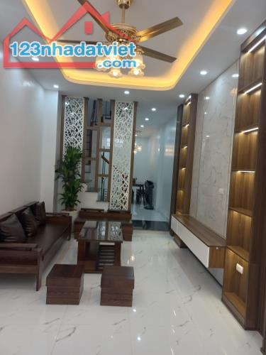 BÁN NHÀ Trường Chinh ô tô đỗ cửa, kinh doanh sầm uất, dt 39m2, 4 tầng, 10.9 tỷ
