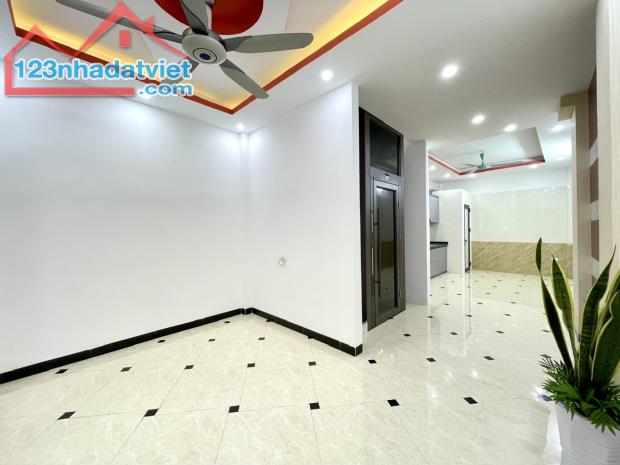 Bán nhà phố Lương Yên 5 tầng thang máy, dt 48m2, mt 4.2m, đẹp ở ngay.