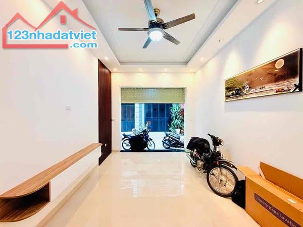 PHÂN LÔ Ô TÔ VÀO NHÀ THANG MÁY KINH DOANH NHÀ MỚI VỀ Ở NGAY CỔ NHUẾ BẮC TỪ LIÊM
