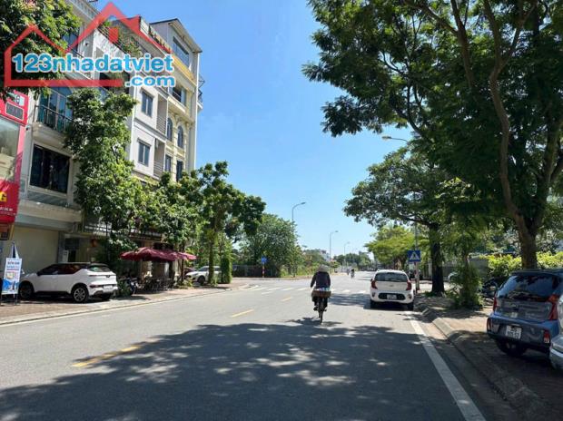 Cần bán 60m2 nhà 6 tầng mặt phố Phạm Khắc Quảng, Giang Biên. Đường rộng 25m, nhà toàn đồ g - 2