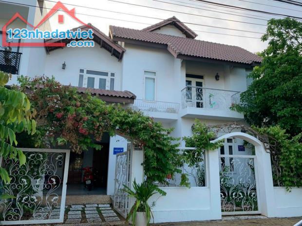Bán gấp VILLA view sông MT Trần Quỳnh, Tp Phan Thiết, Bình Thuận DT 242m2 giá 13.5 tỷ