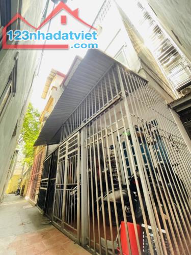 Nhà xây khung cột chắc chắn, lên thêm tầng thoải mái.
Nhà lô góc thoáng sáng, cách oto