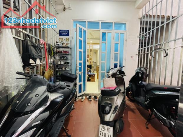 Nhà xây khung cột chắc chắn, lên thêm tầng thoải mái.
Nhà lô góc thoáng sáng, cách oto - 1