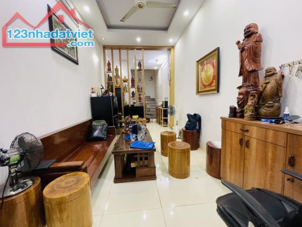 Nhà xây khung cột chắc chắn, lên thêm tầng thoải mái.
Nhà lô góc thoáng sáng, cách oto - 2