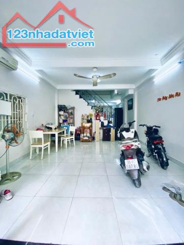 Nhà Đẹp Chính Chủ - (4,5M x 11,5) 3 Tầng Đúc(Nở Hậu ) Với 4PN,5WC Huỳnh Văn Bánh - PN - 1