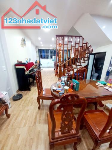 Bán nhà ngõ 5 Văn La diện tích 45m2x 3 tầng mặt tiền 4.5m2 tỷ giá 5 tỷ
