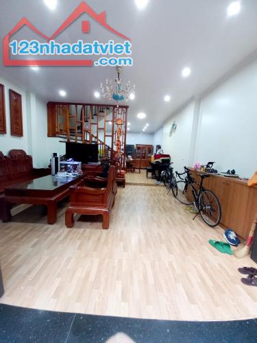 Bán nhà ngõ 5 Văn La diện tích 45m2x 3 tầng mặt tiền 4.5m2 tỷ giá 5 tỷ - 5
